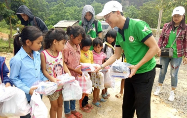 Trao 61 suất quà cho học sinh bản Khe Rôông